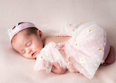 bébé endormi sur un bean bag en studio, séance photo naissance avec tenues et posing à Béthune